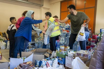 Recogida de alimentos en el Centro Cívico Delicias para los afectados de la DANA en Valencia