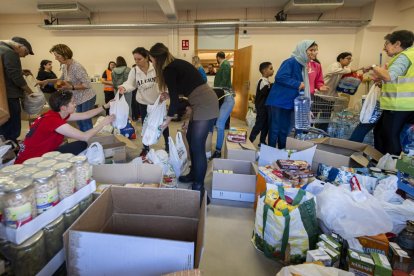 Recogida de alimentos en el Centro Cívico Delicias para los afectados de la DANA en Valencia