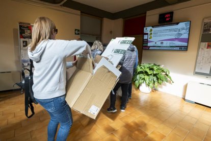 Recogida de alimentos en el Centro Cívico Delicias para los afectados de la DANA en Valencia