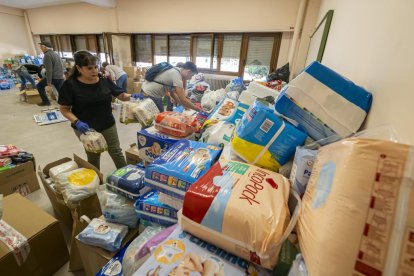 Recogida de alimentos en el Centro Cívico Delicias para los afectados de la DANA en Valencia