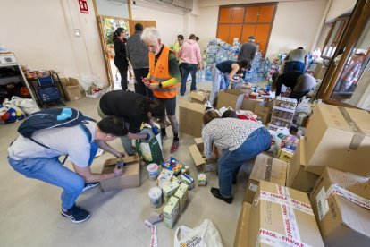 Recogida de alimentos en el Centro Cívico Delicias para los afectados de la DANA en Valencia