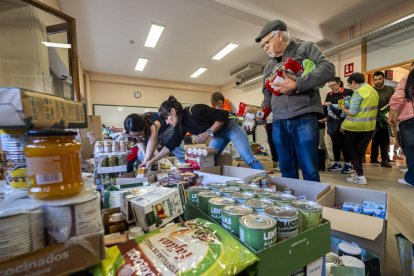 Recogida de alimentos en el Centro Cívico Delicias para los afectados de la DANA en Valencia