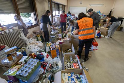 Recogida de alimentos en el Centro Cívico Delicias para los afectados de la DANA en Valencia