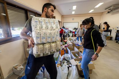 Recogida de alimentos en el Centro Cívico Delicias para los afectados de la DANA en Valencia