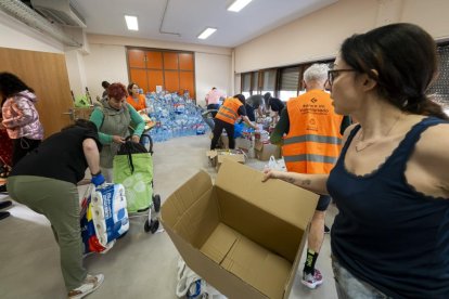 Recogida de alimentos en el Centro Cívico Delicias para los afectados de la DANA en Valencia