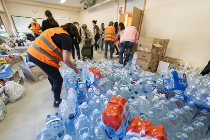 Recogida de alimentos en el Centro Cívico Delicias para los afectados de la DANA en Valencia