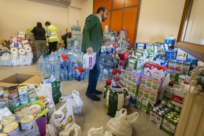 Recogida de alimentos en el Centro Cívico Delicias para los afectados de la DANA en Valencia