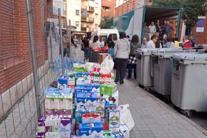 Camiones cargados con las donaciones del Centro Cívico El Campillo