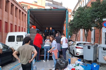 Camiones cargados con las donaciones del Centro Cívico El Campillo