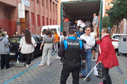 Camiones cargados con las donaciones del Centro Cívico El Campillo