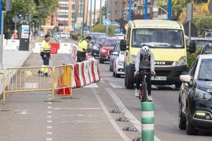 Obras en el carril bici de Isabel la Católica a la altura de La Rosaleda (Valladolid).