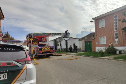 Los bomberos de la Diputación de Valladolid intervienen en un incendio en Cigales.