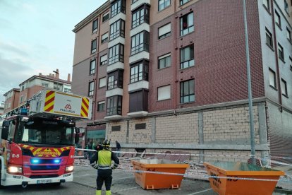 Labores de saneamiento de los bomberos de la Diputación en la fachada derrumbada.