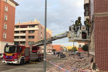 Labores de saneamiento de los bomberos de la Diputación en la fachada derrumbada.