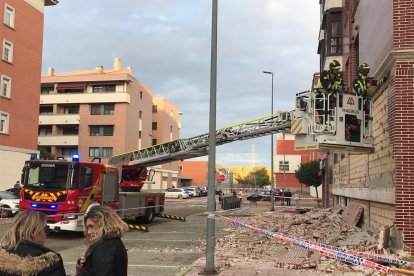 Labores de saneamiento de los bomberos de la Diputación en la fachada derrumbada.