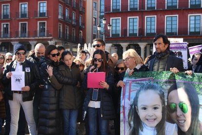 Familiares de las dos asesinadas en la concentración de apoyo en la Plaza Mayor.