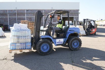 Grupos de voluntarios preparan alimentos y artículos de primera necesidad para enviar a Valencia por la DANA