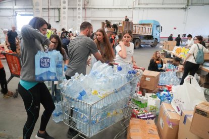 Grupos de voluntarios preparan alimentos y artículos de primera necesidad para enviar a Valencia por la DANA