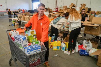 Grupos de voluntarios preparan alimentos y artículos de primera necesidad para enviar a Valencia por la DANA