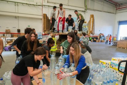 Grupos de voluntarios preparan alimentos y artículos de primera necesidad para enviar a Valencia por la DANA