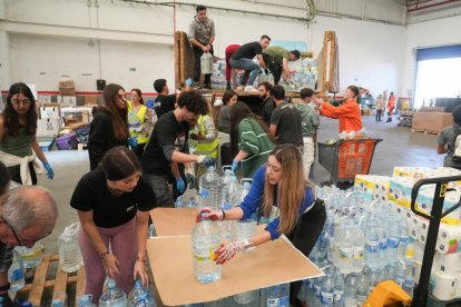 Grupos de voluntarios preparan alimentos y artículos de primera necesidad para enviar a Valencia por la DANA