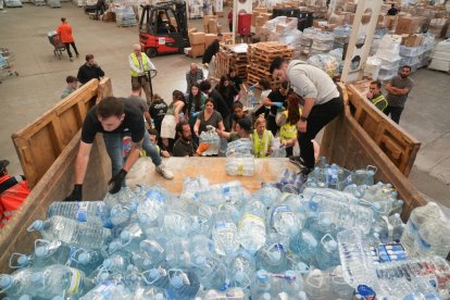 Grupos de voluntarios preparan alimentos y artículos de primera necesidad para enviar a Valencia por la DANA