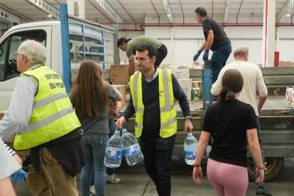 Grupos de voluntarios preparan alimentos y artículos de primera necesidad para enviar a Valencia por la DANA