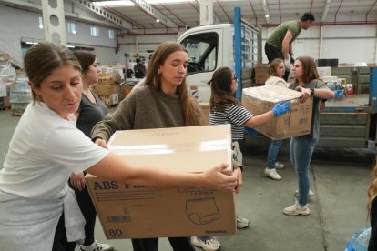 Grupos de voluntarios preparan alimentos y artículos de primera necesidad para enviar a Valencia por la DANA