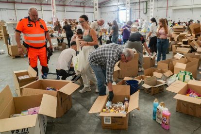 Grupos de voluntarios preparan alimentos y artículos de primera necesidad para enviar a Valencia por la DANA