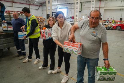 Grupos de voluntarios preparan alimentos y artículos de primera necesidad para enviar a Valencia por la DANA