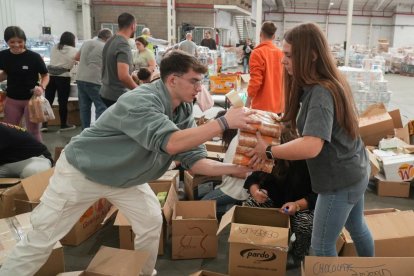 Grupos de voluntarios preparan alimentos y artículos de primera necesidad para enviar a Valencia por la DANA