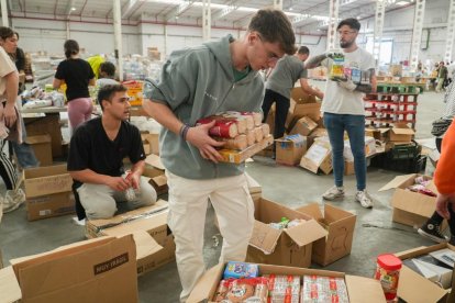 Grupos de voluntarios preparan alimentos y artículos de primera necesidad para enviar a Valencia por la DANA