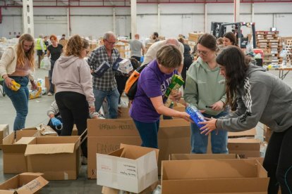 Grupos de voluntarios preparan alimentos y artículos de primera necesidad para enviar a Valencia por la DANA