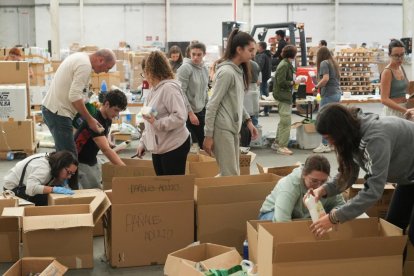 Grupos de voluntarios preparan alimentos y artículos de primera necesidad para enviar a Valencia por la DANA