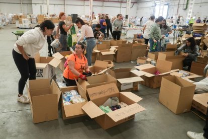 Grupos de voluntarios preparan alimentos y artículos de primera necesidad para enviar a Valencia por la DANA