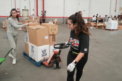 Grupos de voluntarios preparan alimentos y artículos de primera necesidad para enviar a Valencia por la DANA