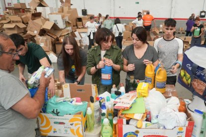 Grupos de voluntarios preparan alimentos y artículos de primera necesidad para enviar a Valencia por la DANA