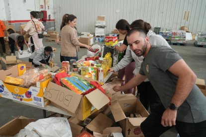 Grupos de voluntarios preparan alimentos y artículos de primera necesidad para enviar a Valencia por la DANA