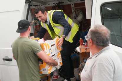 Grupos de voluntarios preparan alimentos y artículos de primera necesidad para enviar a Valencia por la DANA