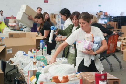 Grupos de voluntarios preparan alimentos y artículos de primera necesidad para enviar a Valencia por la DANA