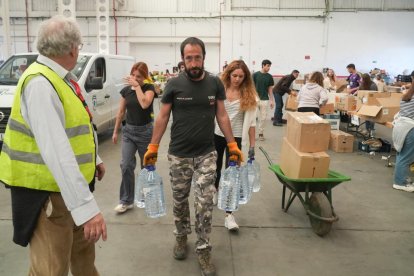 Grupos de voluntarios preparan alimentos y artículos de primera necesidad para enviar a Valencia por la DANA