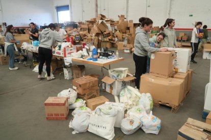 Grupos de voluntarios preparan alimentos y artículos de primera necesidad para enviar a Valencia por la DANA