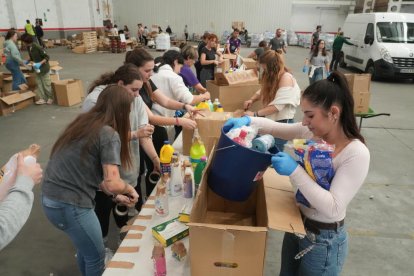 Grupos de voluntarios preparan alimentos y artículos de primera necesidad para enviar a Valencia por la DANA