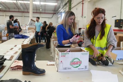 Grupos de voluntarios preparan alimentos y artículos de primera necesidad para enviar a Valencia por la DANA