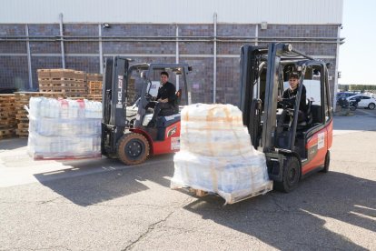 Grupos de voluntarios preparan alimentos y artículos de primera necesidad para enviar a Valencia por la DANA