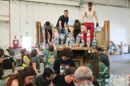 Grupos de voluntarios preparan alimentos y artículos de primera necesidad para enviar a Valencia por la DANA