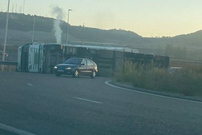 Dos heridos en el vuelco de un camión cargado de cerdos en la A-11, a la altura de La Cistérniga