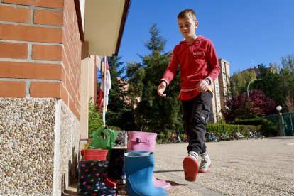 Recogida de botas de agua y calcetines en el colegio María Teresa Íñigo de Toro para enviar a los afectados por la DANA de Valencia