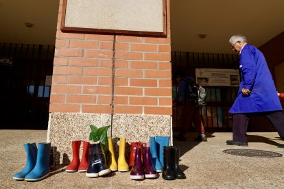 Recogida de botas de agua y calcetines en el colegio María Teresa Íñigo de Toro para enviar a los afectados por la DANA de Valencia