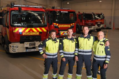 Ángel González, Jesús Ordax, Eduardo Martín y José Borge, cuatro de los nueve bomberos voluntarios de la Diputación de Valladolid